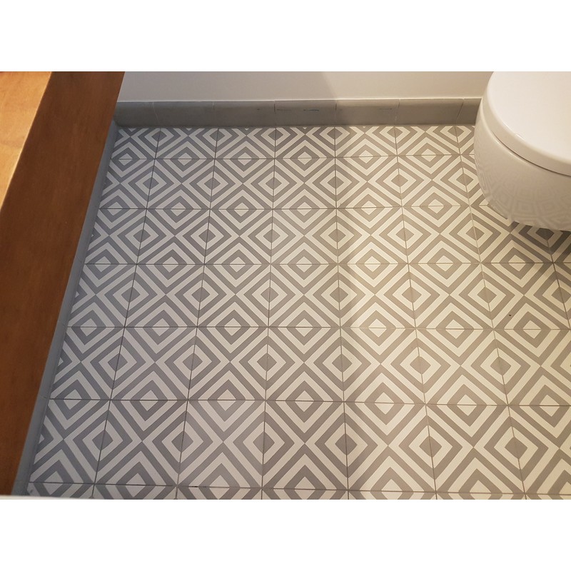 Biało szare płytki cementowe 3072 podłoga w toalecie