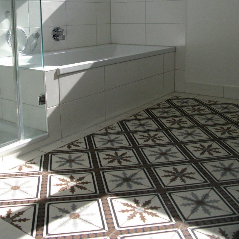 Płytki cementowe 400 wzór wiktoriański w łazience