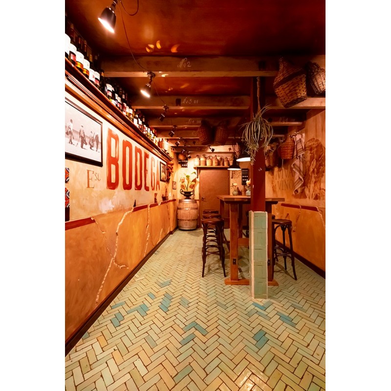 Turkusowe płytki marokańskie Bejmat Turquoise jako dekor - bar, restauracja