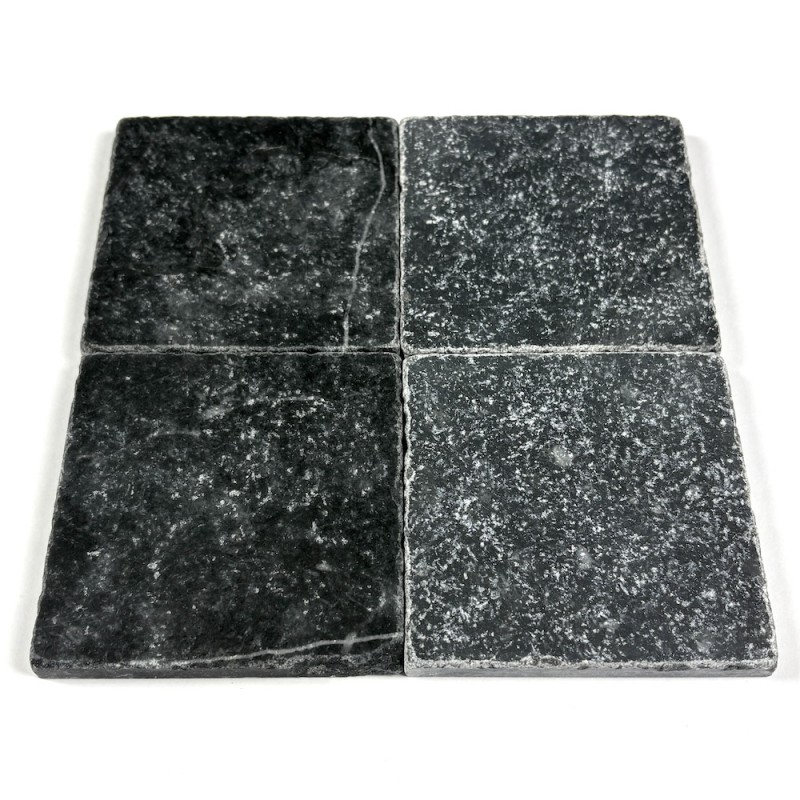 Czarna Płytka Marmurowa Tumbled 10x10 - po lewej zaimpregnowane